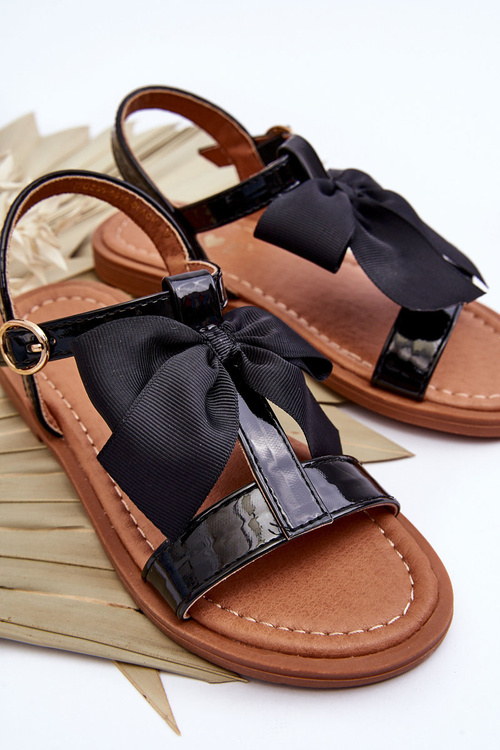 Detské lakované sandále s čiernou sieťou