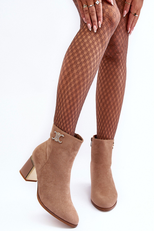 Semišové topánky na mieste s dekoráciou béžovej dwinja