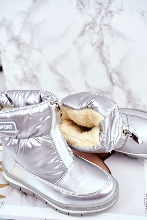 Detské snehové topánky izolované bublinami striebornej vlny