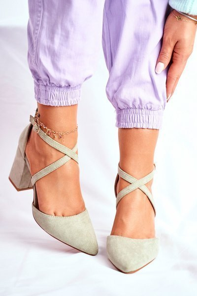 Dámske čerpadlá na stĺpe zelenej dopravy