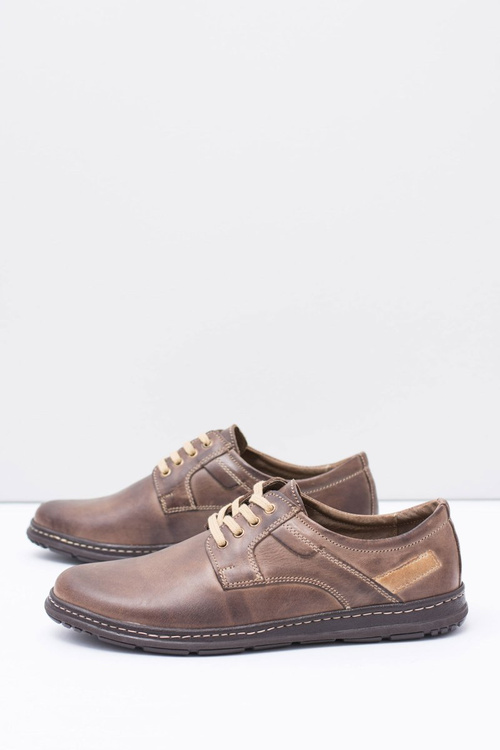 Hnedé topánky na manifestovanie mužov