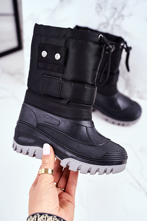 Detské snehové topánky izolované čiernou horúcou zimou