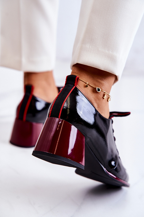 Maľované zviazané topánky na čiernom a červenom stĺpiku Esmer