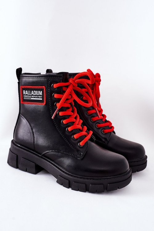 Izolované čierne topánky pre deti