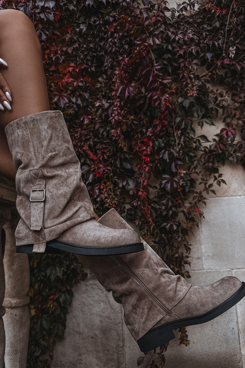 Ženské kozaki s ohnutým horním dílem do poloviny lýtka s přezkou Khaki Minelle