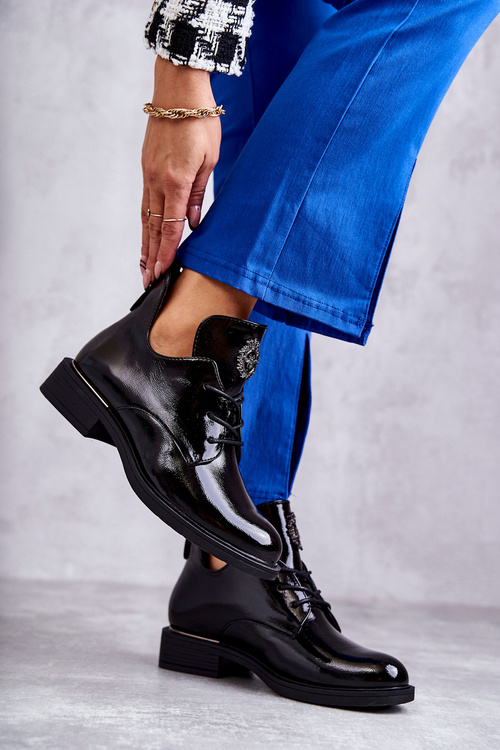 Lakované šněrovací kozačky s výřezy Černe Fabiana