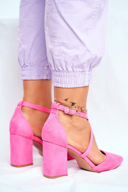 Dámske čerpadlá na ružovom ružovom neónovom dopravnom mieste