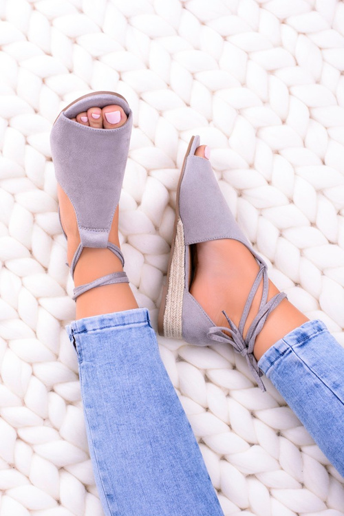 šedé semišové sandály na lehkém klínu Espanoso