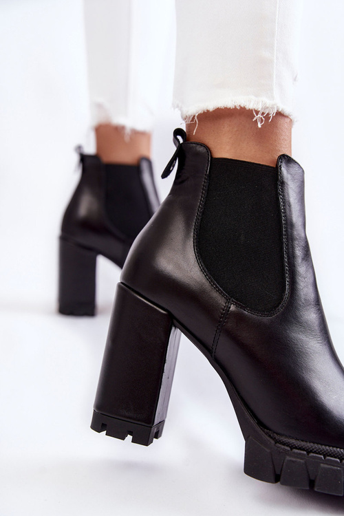 Čierne kožené topánky na stĺpiku