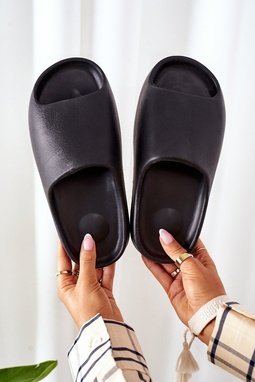 Čierne rozkvitnené gumové flip -flops