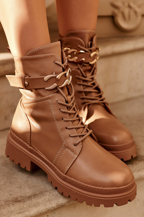 Pracovníci kožených čižiem s dekoratívnym hnedým pásom enili