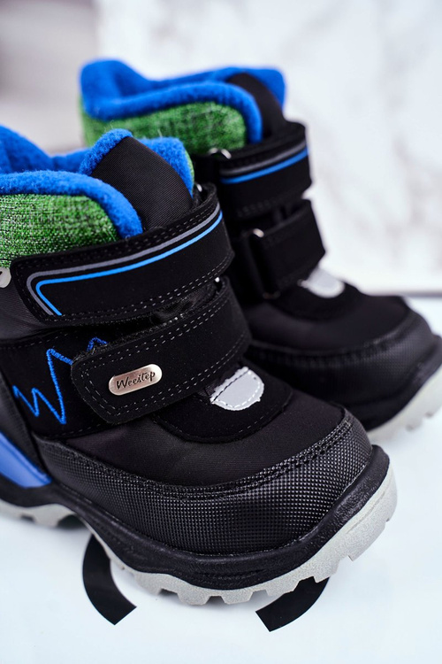 Detské snehové topánky izolované vlneným čiernym booom