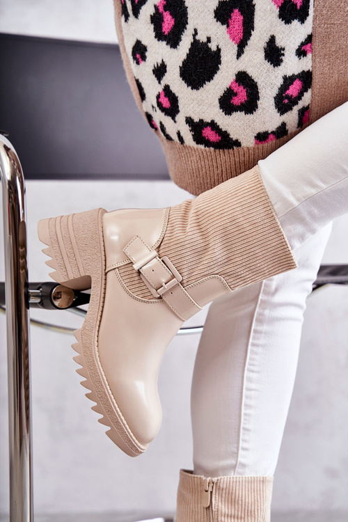 Izolované topánky žien na masívnom béžovom mori päty