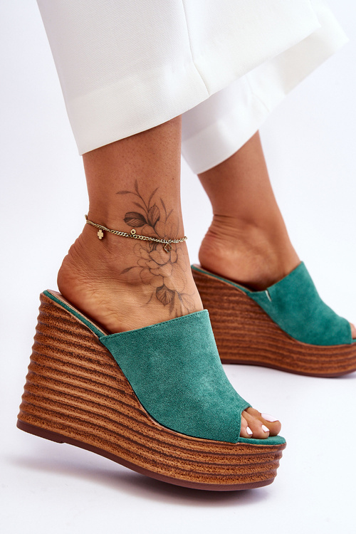 Ľahké žabky na masívnej platforme zelenej atmosféry