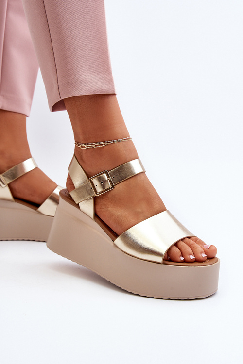 Dámske sandále na klinovom podpätku zlaté Geferia