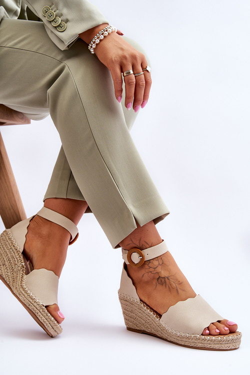 Kožené sandály na klínu Comfort Shoe Béžove Verola