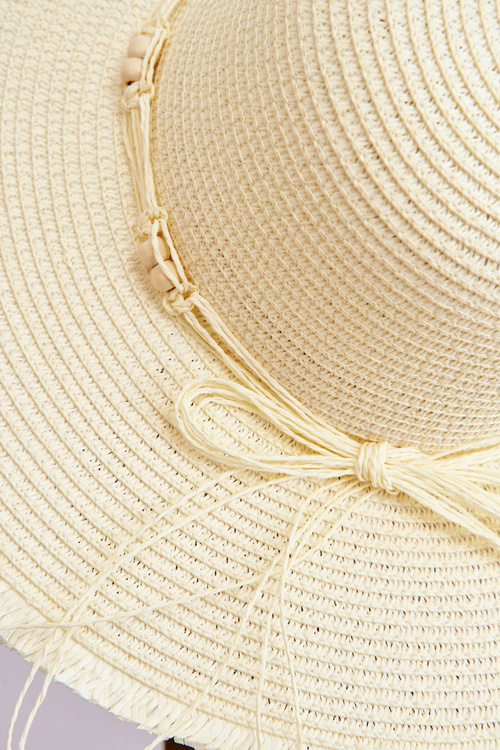 Dámsky módny klobúk s dekoratívnym svetlom pod lukom