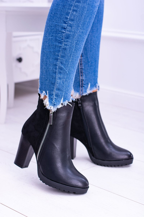 Čierne topánky na stĺpiku s hradom Ortega