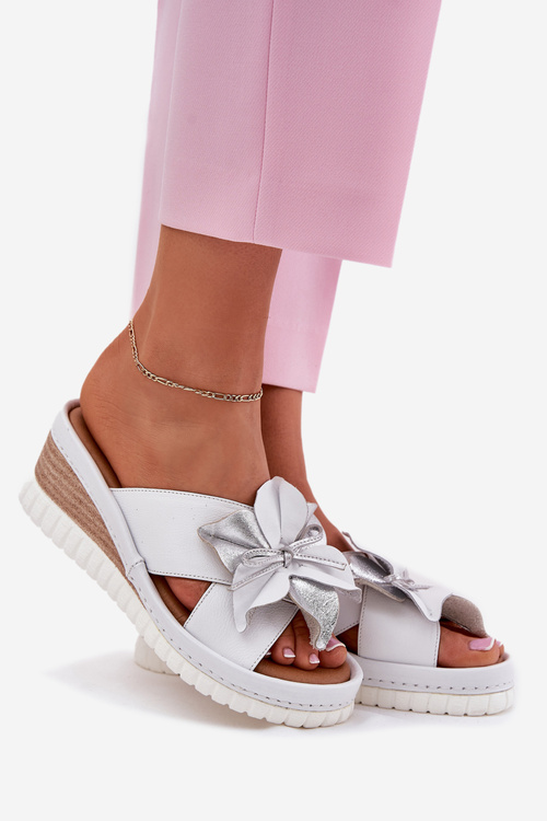 Kožené Dámske Šľapky Na Platforme S Ozdobným Kvetom Artiker Biela-Strieborná 54C0538