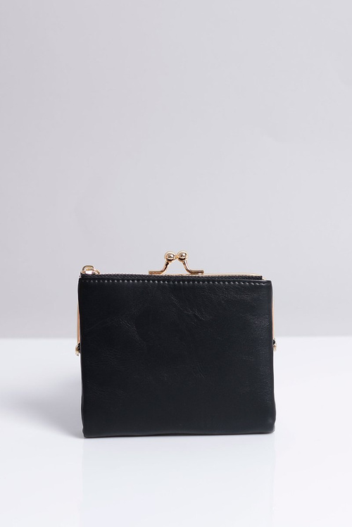 Čierna kabelka malej žien