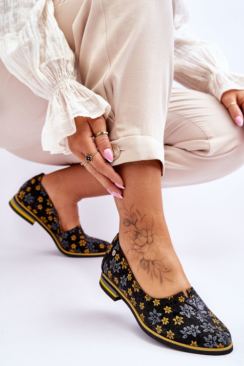 Kožené topánky Maciejka Žlté kvety 05035-38 Čierne