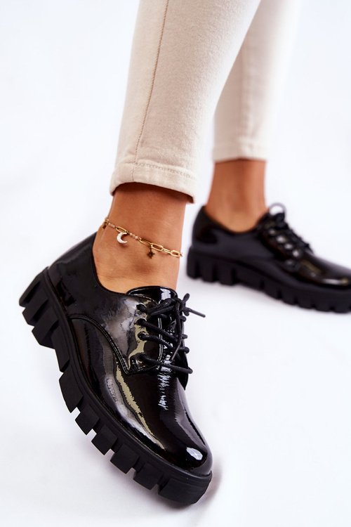 Módny lakovaný zviazaný čierny guvenda