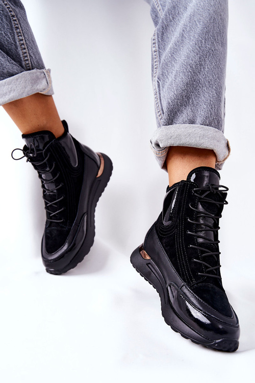 Vysokohorské športové tenisky však čierne