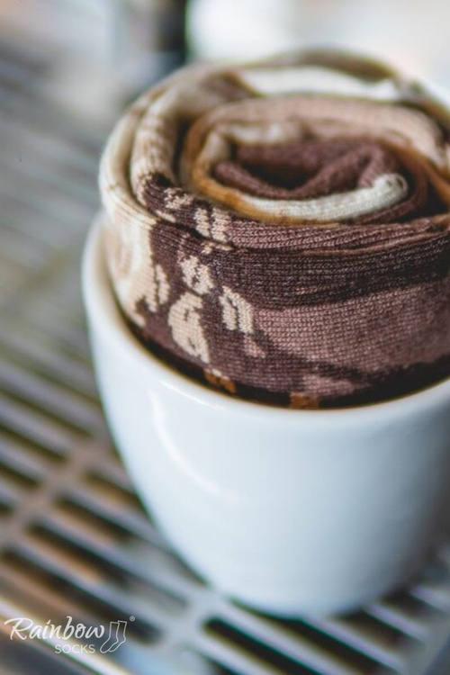 Dúhové ponožky ponožky v konzervovaných plechovkách mrazená káva 1 pár