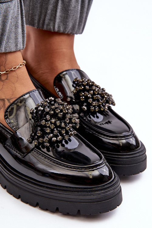 Lakované dámske topánky zdobené čiernou annelou