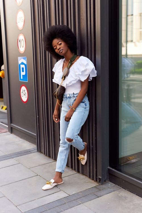 Papuče s horným a reťazovým béžovým volaním na mňa