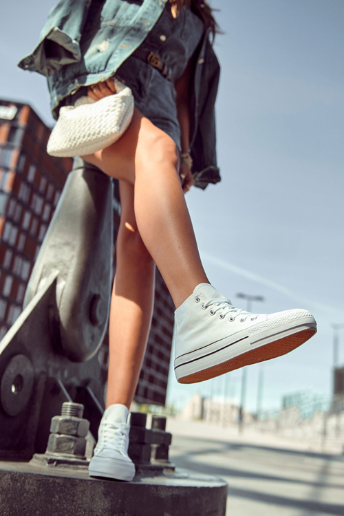 Klasické tenisky s vysokým obsahom bielych voltero