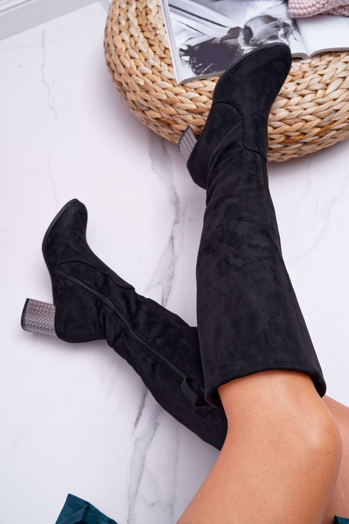 Dámske topánky na stĺpe semide izolovaných yonas