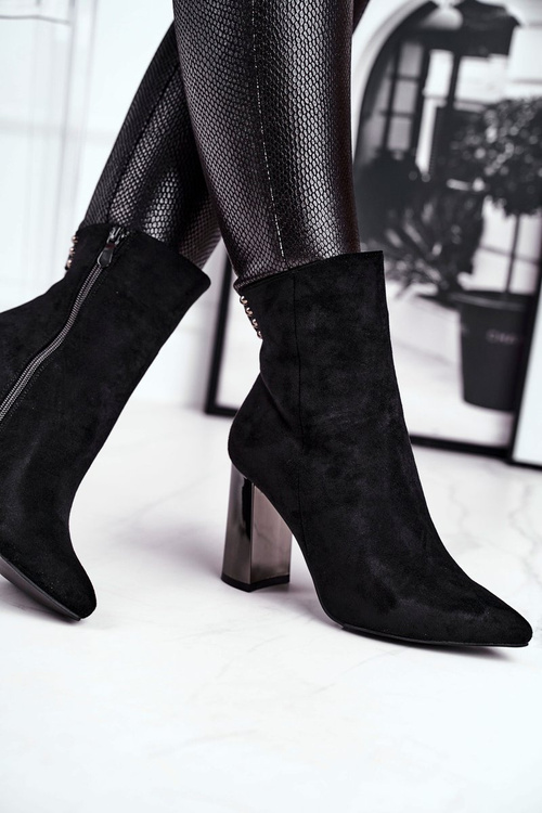 Dámske topánky na čiernom trendovom príspevku