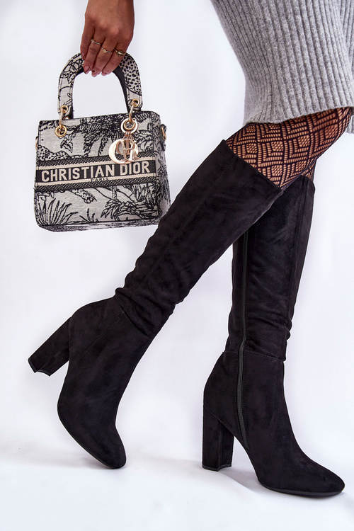 Izolované semišové topánky na stĺpiku čierne obsedantne