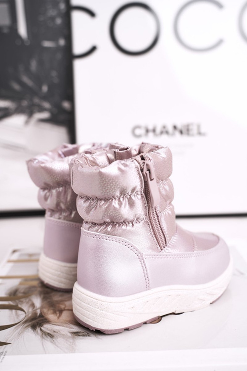 Detské snehové topánky izolované ružovou vlnou cruella