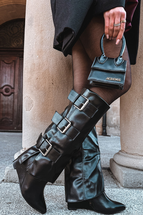 Dámské kozačky na platformě s ohnutým horním lemem a stříbrnými přezkami Černé Sarisse