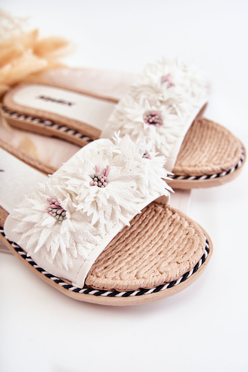 Dámske žabky s materiálovými kvetmi biela Susana