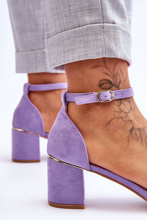 Semišové podpätky s dekoratívnymi fialovými vrkôtmi azela