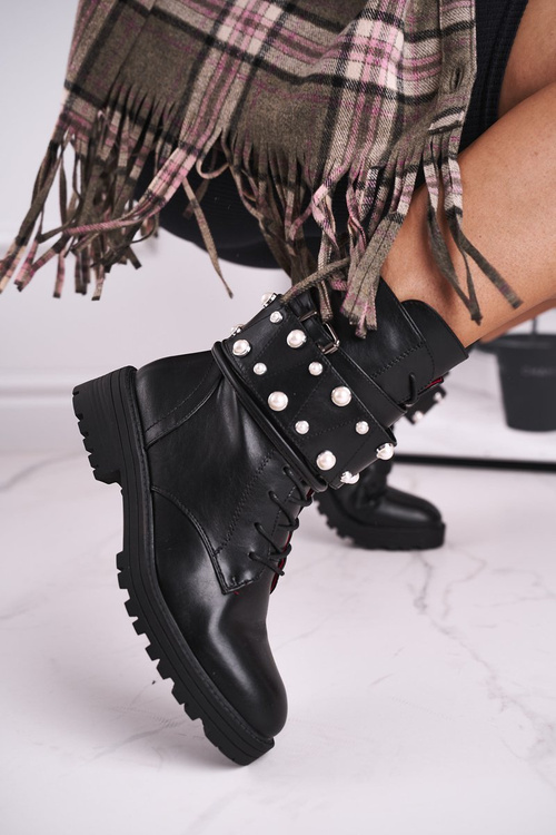 Izolované topánky žien s perly čiernymi mishiganmi