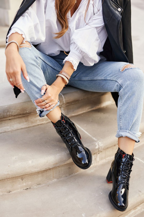 Dámske topánky na čiernom stĺpe čierne to robia lepšie