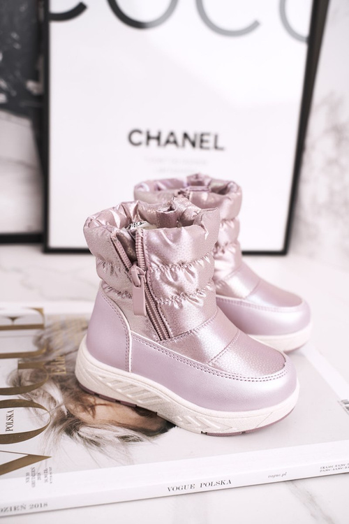 Detské snehové topánky izolované ružovou vlnou cruella