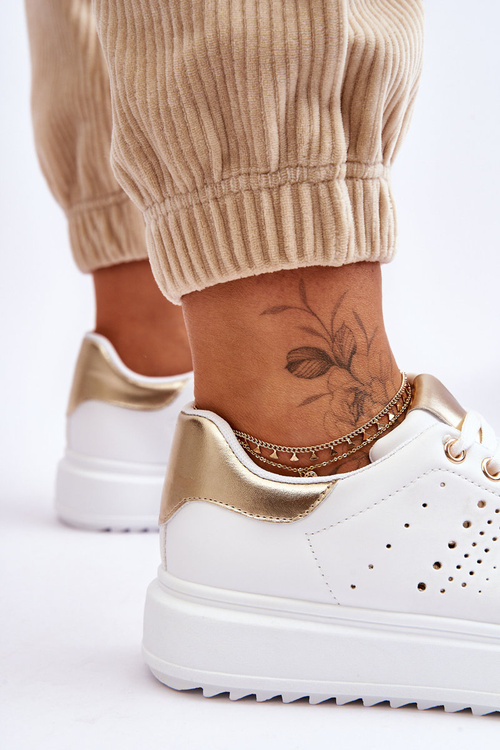 Dámske biele a zlaté športové topánky sú prvé!