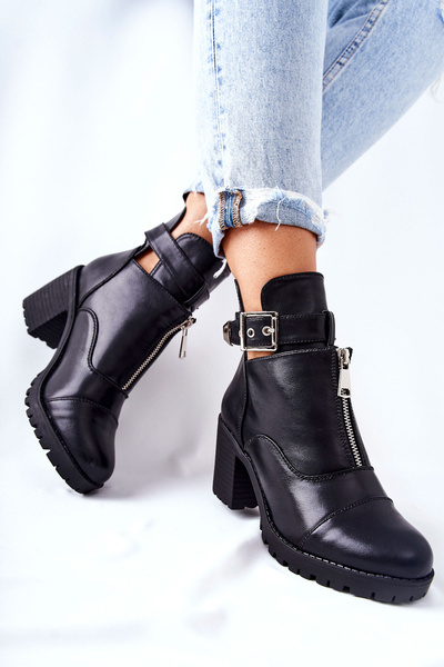 Vysoké podpätky s čiernou svorkou