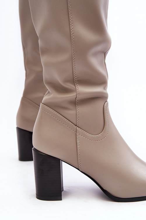 Dámske topánky pred kolenom na šedom stĺpiku NELASSA