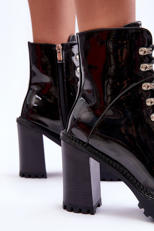 Maľované masívne topánky na čiernom post ikeshia