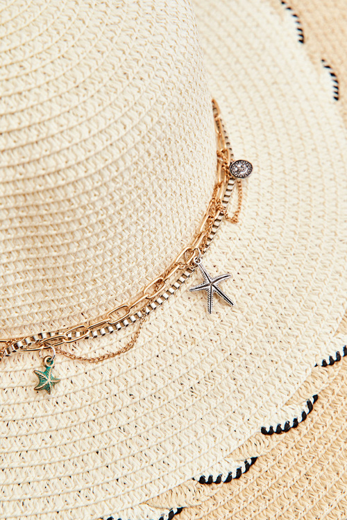 Ľahký dámsky klobúk s béžovými dekoráciami