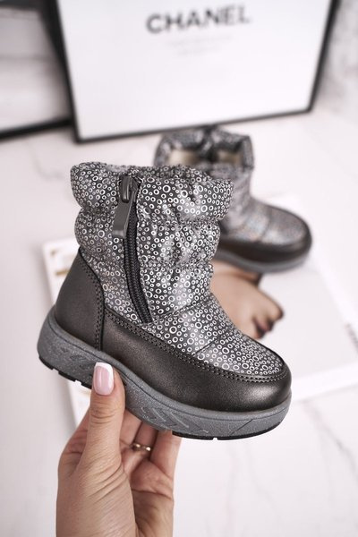 Detské snehové topánky izolované šedou vlnou Cruella