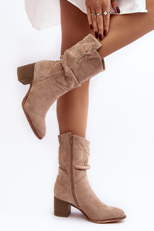 Dámske topánky izolované so zvrškovým zvrškom na šialenom béžovom stĺpe