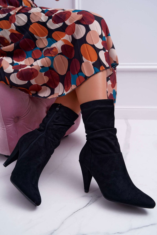 Dámske topánky na čiernom stĺpe insolovaného členkom