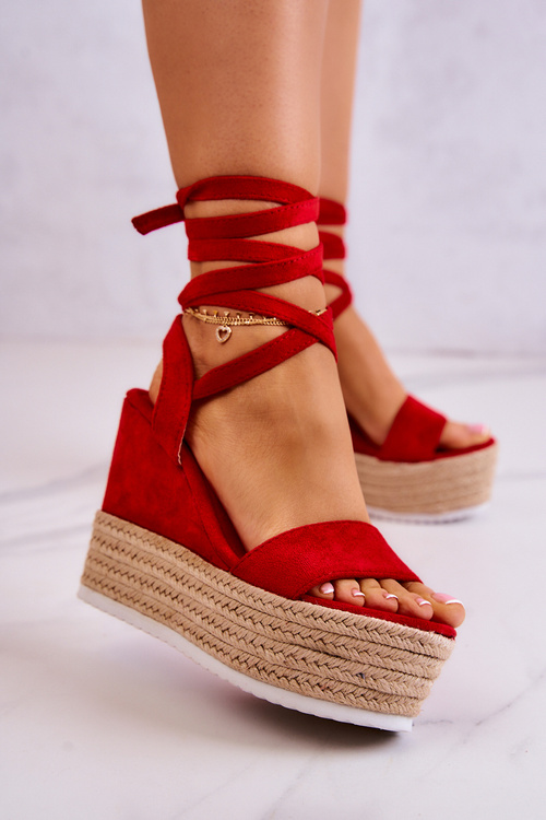 Ľahké zviazané sandále na červenom klinovom Marriett